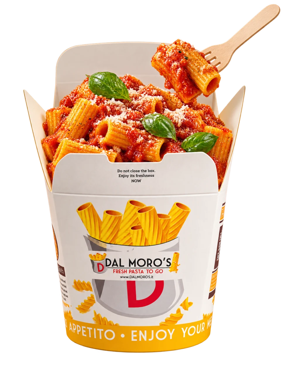 Composición creativa de rigatoni al pomodoro, parmesano y albahaca en el envase oficial Dal Moro’s, con tenedor de madera